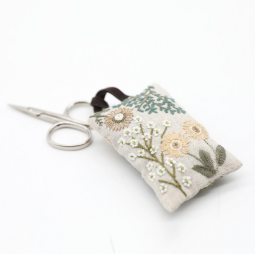 Kit de broderie - Porte clé / ciseaux 20 ans