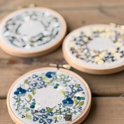 Kit de broderie - Couronne de pensées mars