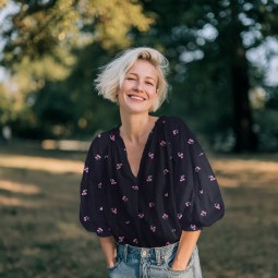 Tissu double gaze de coton - Fleurs brodées marine