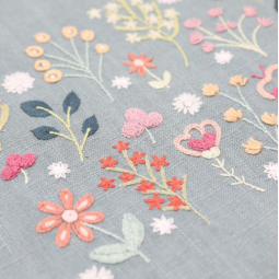 Kit de broderie - Easy custo - Planche fleurie Flora