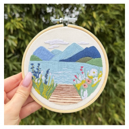 Kit de broderie - Les fleurs du lac bleu