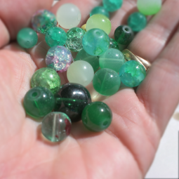 Perles en verre et breloques vertes x50g