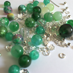 Perles en verre et breloques vertes x50g
