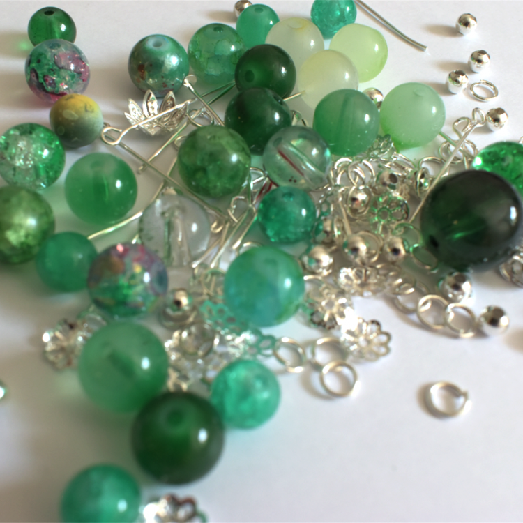 Perles en verre et breloques vertes x50g
