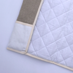 Protège carnet de santé matelassé en lin aïda blanche biais crème à broder