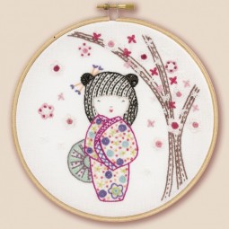 Kit de broderie - Yoshimi, jolie kokeshi