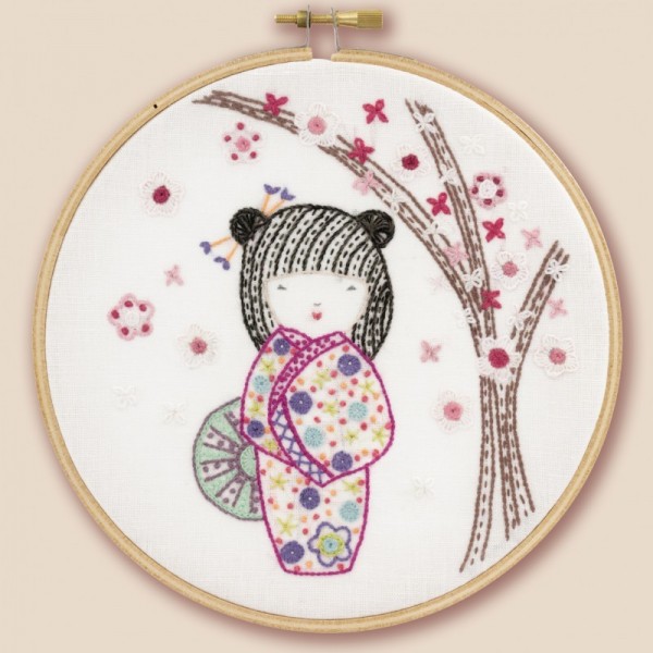 Kit de broderie - Yoshimi, jolie kokeshi