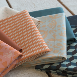 Quilt mystère 2024 de Quiltmania - Le sampler de Victoria - Art Gallery Fabrics