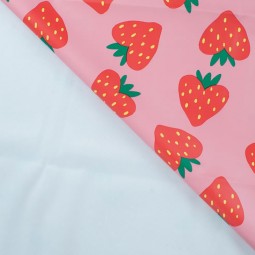 Tissu vinyl raincoat - strawberries rose