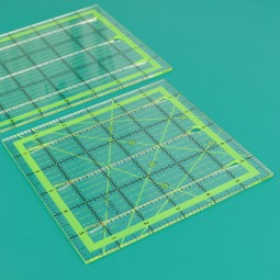 Règle de patchwork avec fentes de découpe 24 x 6 inch Bohin